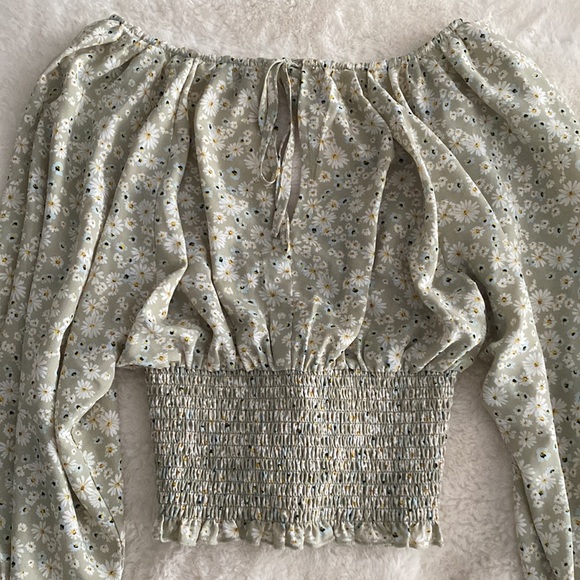 Floral Top ✨FREE add on item✨ - Picture 3 of 4